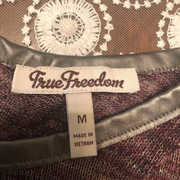 True Freedom Juniors Medium Back Zipper Top - Picture 3 of 8